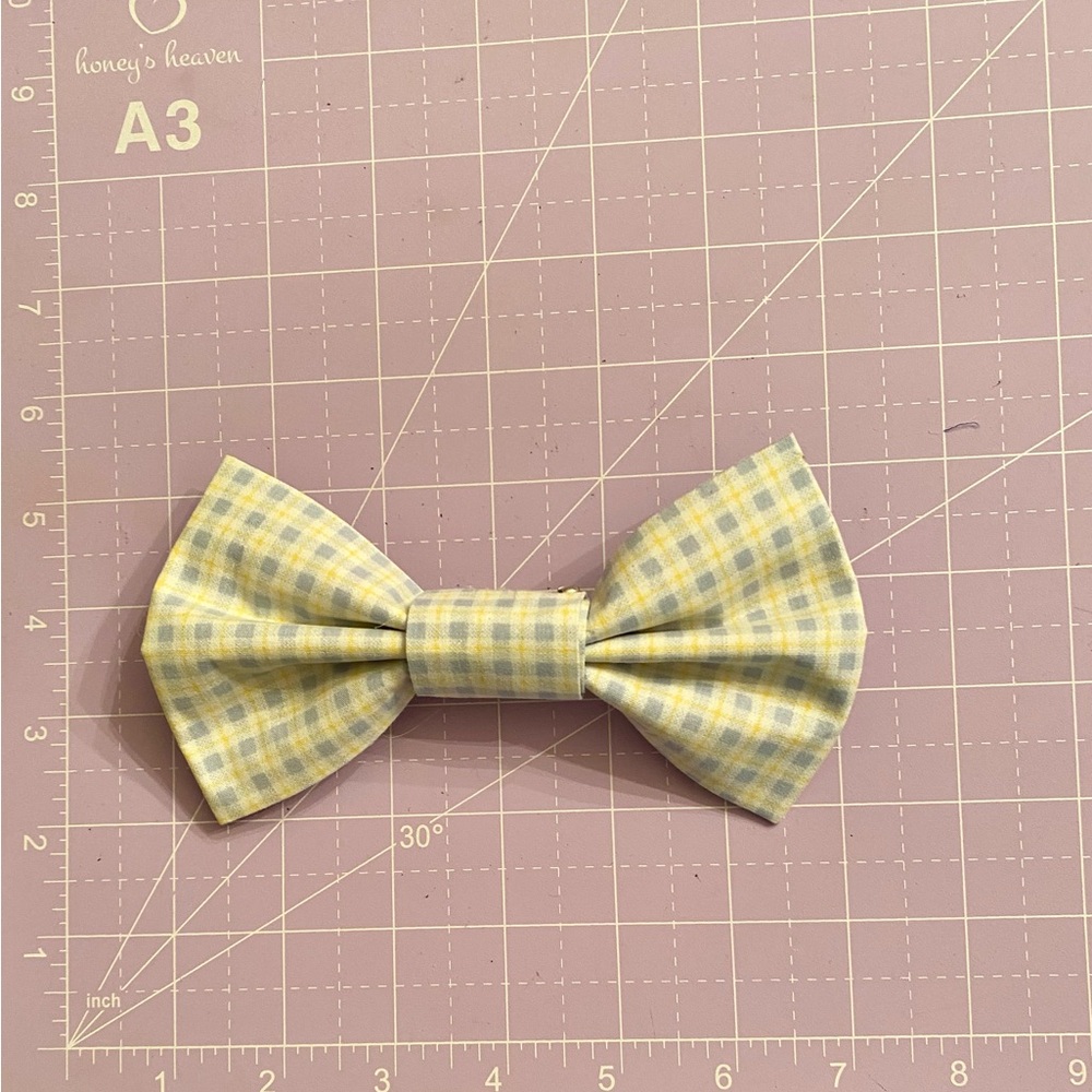 Hand made medium hair bow with barrette